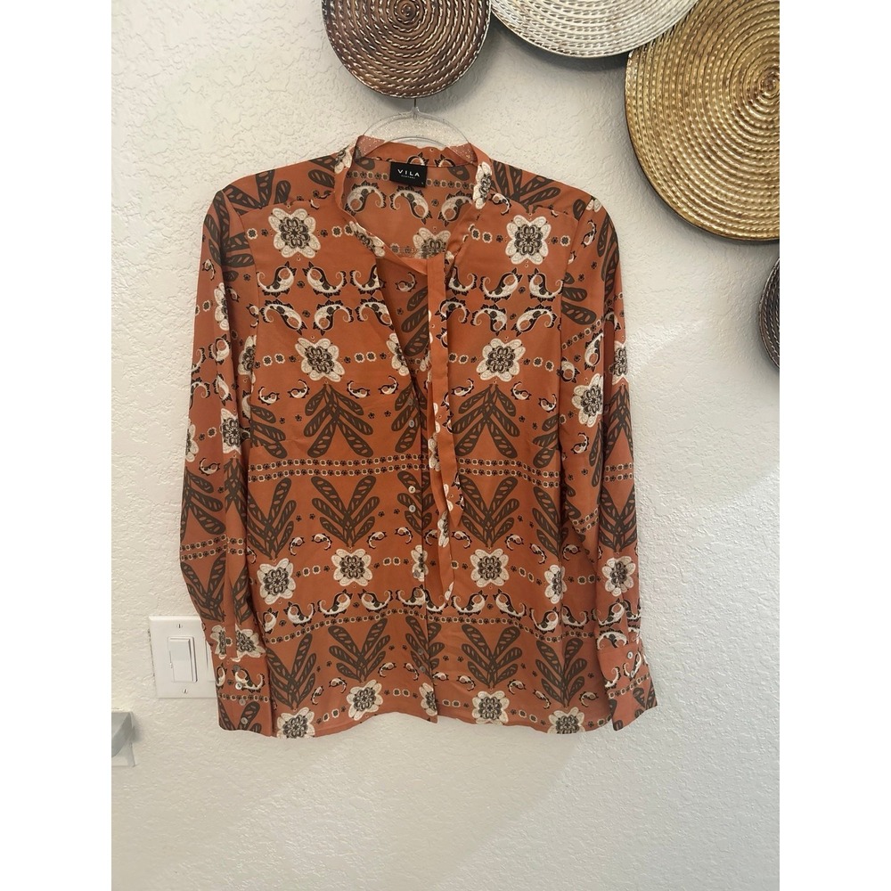 Vila blouse burnt orange floral pattern and a tie-neck design size Large